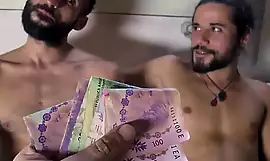 Dois Quente Hetero Latino Melhor Amigo Mochileiro Pago Dinheiro Com Foda-se Um Outro
