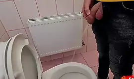 Необрезанный член писает на станции туалете