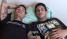 Hot Latino Twinks Ivan ja Kendro Threesome Round porno tuottaja käteistä POV