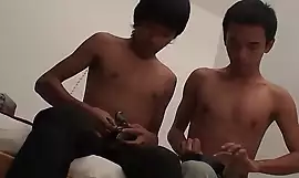 Azijat twink se veže i golim leđima nakon puhanja kurac
