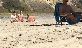 pegaç_ão na praia de nudismo