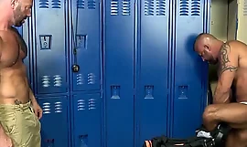 Grown up muscles assfucking in lockerroom