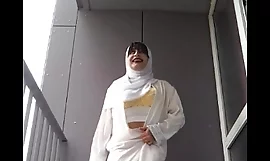 en hijab sur le balcon