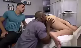 Rotuton suullinen lääkärin vastaanotolla - DickHealer pornovideo