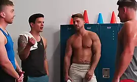 Homoseksuele man geeft massage op het werk