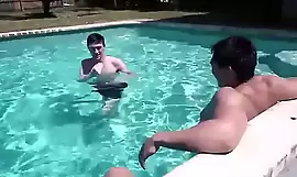 Hot Step Brother faz sexo a três na beira da piscina
