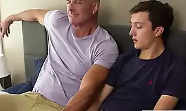 Ο καυλιάρης θετός μπαμπάς πρωκτικό γαμάει τον γκέι θετό του γιο